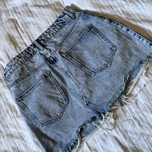 ZARA mini skirt with a mid waist and belt loops.Front metal button closure.